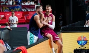 云开体育官网-老队友重逢！热身赛前东契奇与老队友波尔津吉斯攀谈